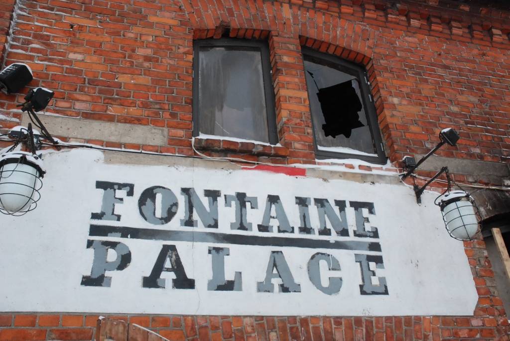 Ir sākta pagājušā gada nogalē ugunsgrēkā cietušā Liepājas kluba "Fontaine Palace" atjaunošana. Ēstuve "Deli Snack" varētu būt apmeklētājiem atvērta jau pēc divām nedēļām.