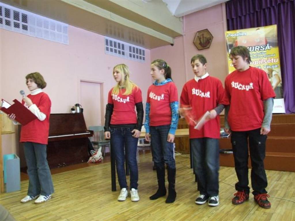 Liepājā risinājās 6.– 8. klašu konkursa “Gribu būt mobils!” viens no pusfināla klātienes posmiem, kurā piedalījās 10 komandas. Skolēniem bija jāparāda savas zināšanas par dažādiem satiksmes drošības jautājumiem.


Vislabāk konkursā veicās...