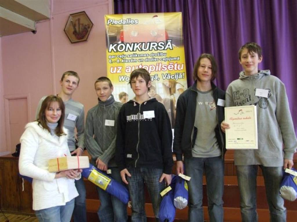 Liepājā risinājās 6.– 8. klašu konkursa “Gribu būt mobils!” viens no pusfināla klātienes posmiem, kurā piedalījās 10 komandas. Skolēniem bija jāparāda savas zināšanas par dažādiem satiksmes drošības jautājumiem.


Vislabāk konkursā veicās...