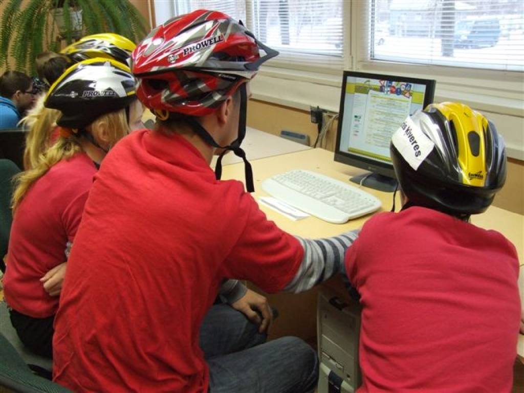 Liepājā risinājās 6.– 8. klašu konkursa “Gribu būt mobils!” viens no pusfināla klātienes posmiem, kurā piedalījās 10 komandas. Skolēniem bija jāparāda savas zināšanas par dažādiem satiksmes drošības jautājumiem.


Vislabāk konkursā veicās...