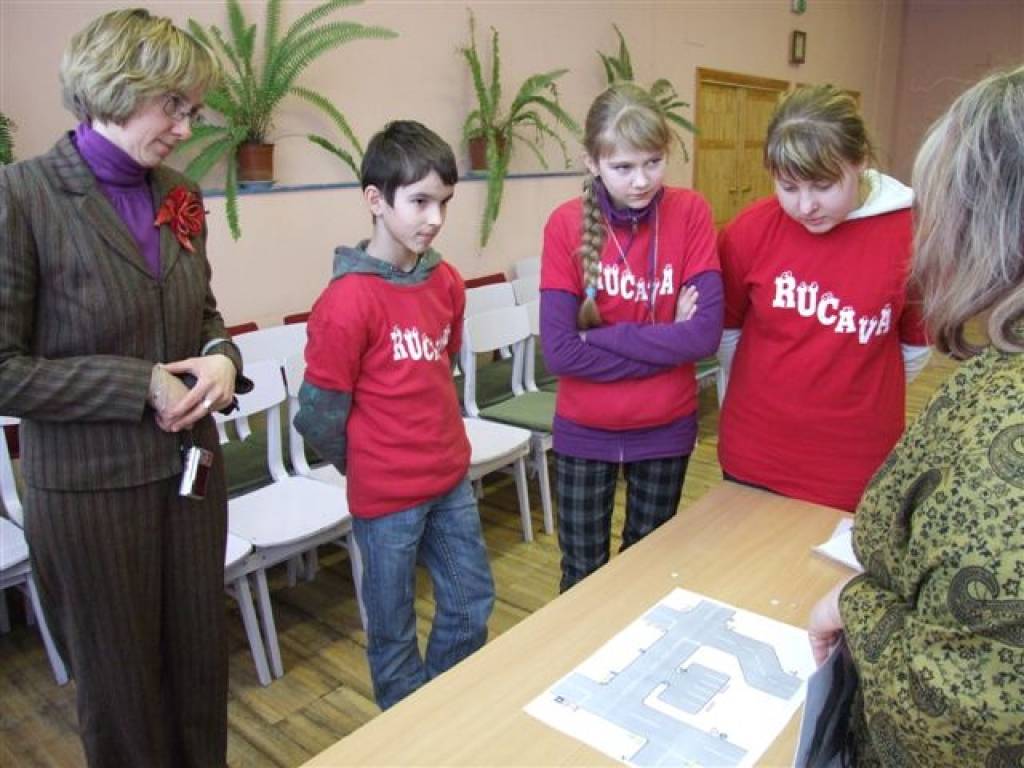Liepājā risinājās 6.– 8. klašu konkursa “Gribu būt mobils!” viens no pusfināla klātienes posmiem, kurā piedalījās 10 komandas. Skolēniem bija jāparāda savas zināšanas par dažādiem satiksmes drošības jautājumiem.


Vislabāk konkursā veicās...