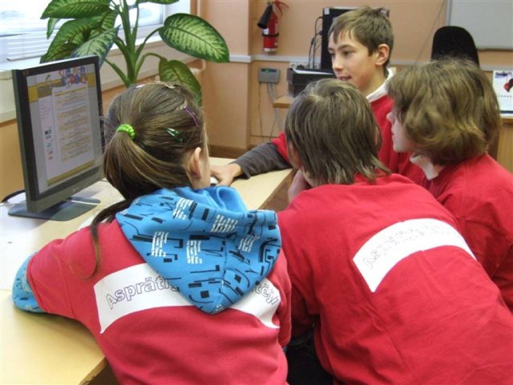 Liepājā risinājās 6.– 8. klašu konkursa “Gribu būt mobils!” viens no pusfināla klātienes posmiem, kurā piedalījās 10 komandas. Skolēniem bija jāparāda savas zināšanas par dažādiem satiksmes drošības jautājumiem.


Vislabāk konkursā veicās...
