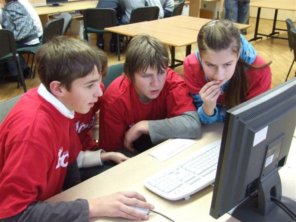 Liepājā risinājās 6.– 8. klašu konkursa “Gribu būt mobils!” viens no pusfināla klātienes posmiem, kurā piedalījās 10 komandas. Skolēniem bija jāparāda savas zināšanas par dažādiem satiksmes drošības jautājumiem.


Vislabāk konkursā veicās...