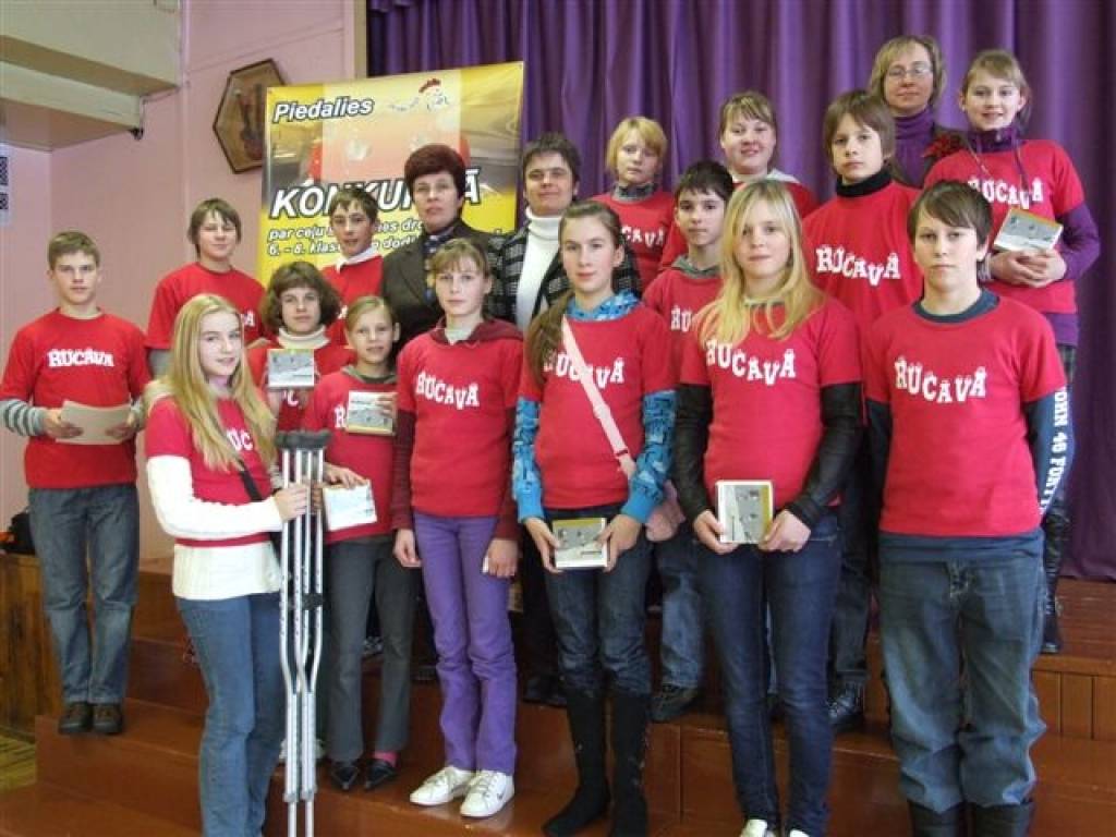 Liepājā risinājās 6.– 8. klašu konkursa “Gribu būt mobils!” viens no pusfināla klātienes posmiem, kurā piedalījās 10 komandas. Skolēniem bija jāparāda savas zināšanas par dažādiem satiksmes drošības jautājumiem.


Vislabāk konkursā veicās...