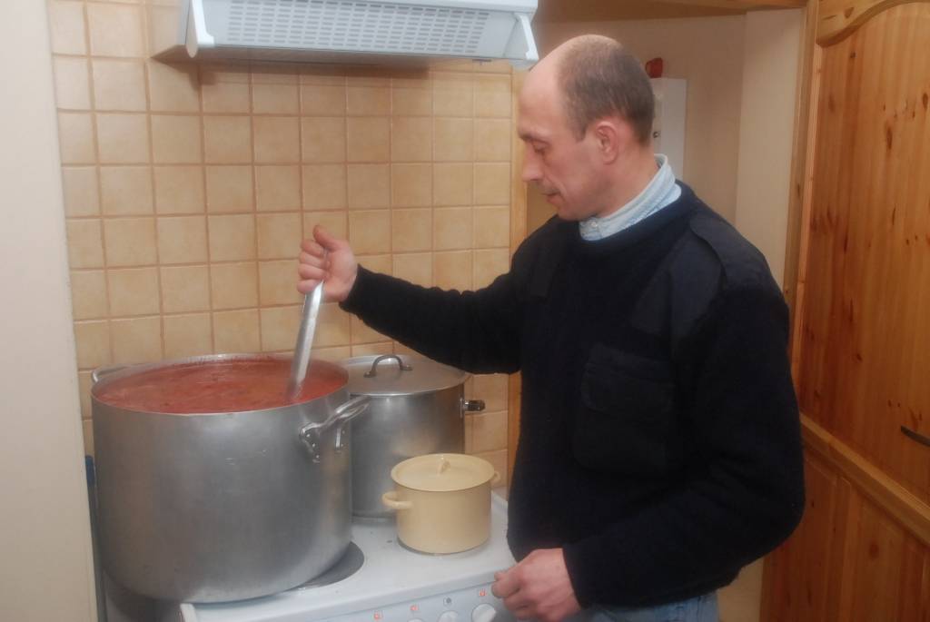 Bezdarbnieku pērnvasar audzētie kartupeļi nonāk arī Pestīšanas armijas labdarības virtuvē. Tur zupas gatavošanā un citos darbos palīdz arī četri “simtlatnieki” – bezdarbnieki, kuri mēnesī saņem 100 latu stipendiju. 

“Pērn Lieldienās gāju...
Autors: Ilze Vainovska