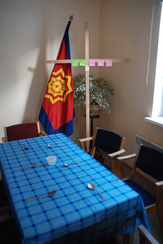 Bezdarbnieku pērnvasar audzētie kartupeļi nonāk arī Pestīšanas armijas labdarības virtuvē. Tur zupas gatavošanā un citos darbos palīdz arī četri “simtlatnieki” – bezdarbnieki, kuri mēnesī saņem 100 latu stipendiju. 

“Pērn Lieldienās gāju...
Autors: Ilze Vainovska