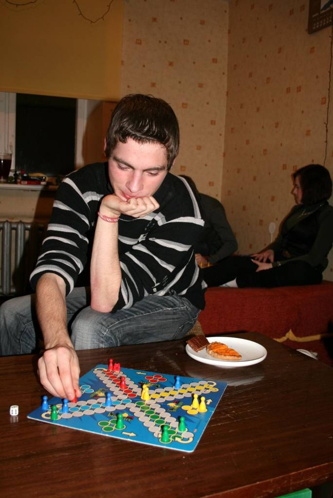 Ar Liepājas dzejnieces Janas Egles uzvaru sestdien, 23. janvārī, Liepājā noslēdzās Uldiņkausa riču račā 2009 trešais posms. J. Egle ir līdere turnīra kopvērtējumā, pirms pēdējā posma savu tuvāko sekotāju Mārci Dobeli apsteidzot par...
Autors: Uldis Dobelis