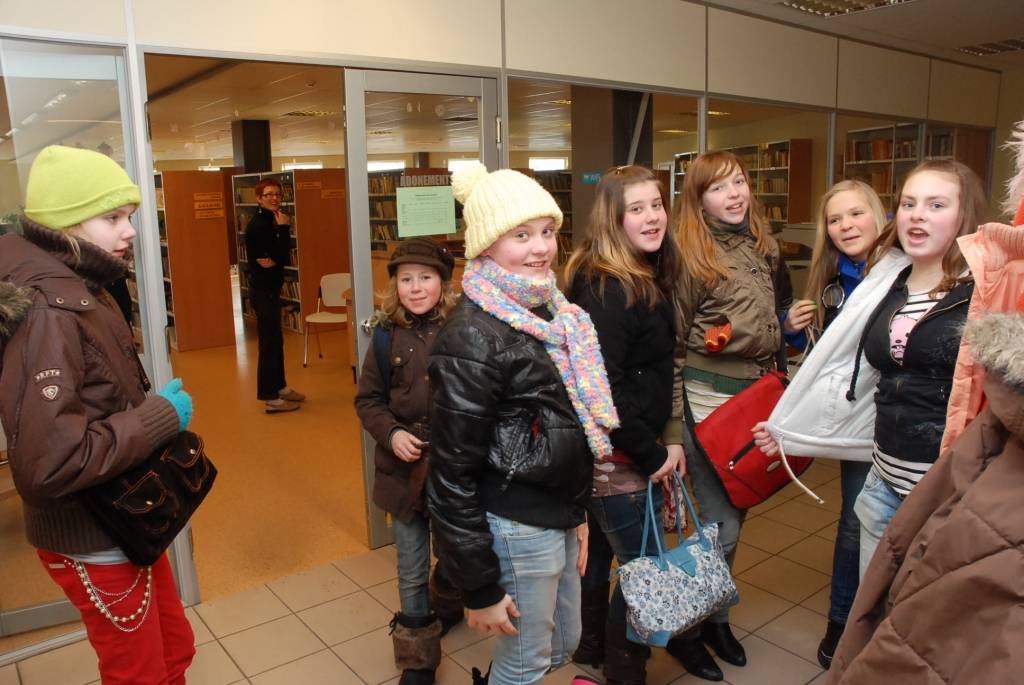 Literāts Māris Bērziņš ieradās Liepājā, lai iepazīstināti skolēnus ar savām grāmatām. Tikšanās dalībnieki teic – rakstnieka daiļrade ir patīkams atklājums. Bibliotēkā “Vecliepājas Rūķis” grāmatas “Resnais svešinieks jeb 5.a klases...