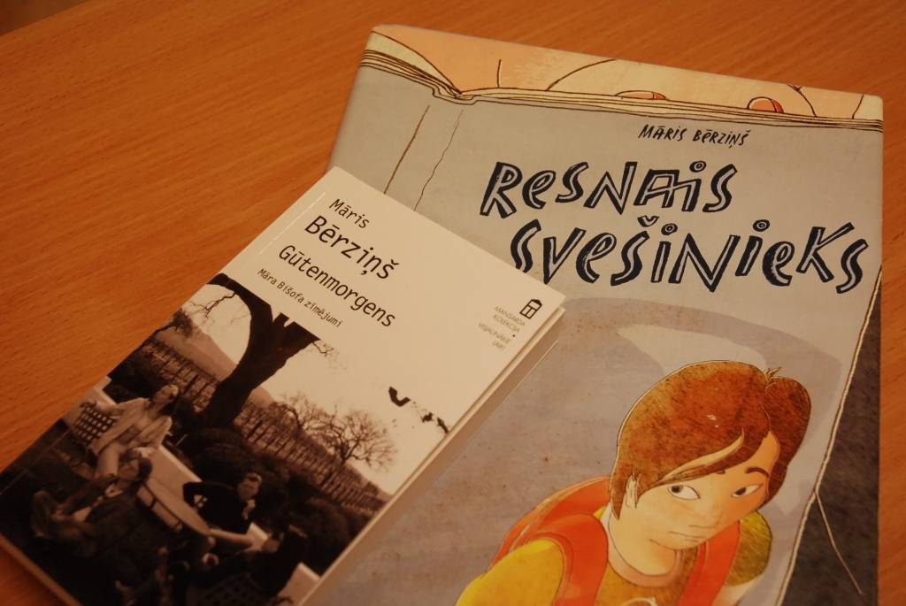 Literāts Māris Bērziņš ieradās Liepājā, lai iepazīstināti skolēnus ar savām grāmatām. Tikšanās dalībnieki teic – rakstnieka daiļrade ir patīkams atklājums. Bibliotēkā “Vecliepājas Rūķis” grāmatas “Resnais svešinieks jeb 5.a klases...