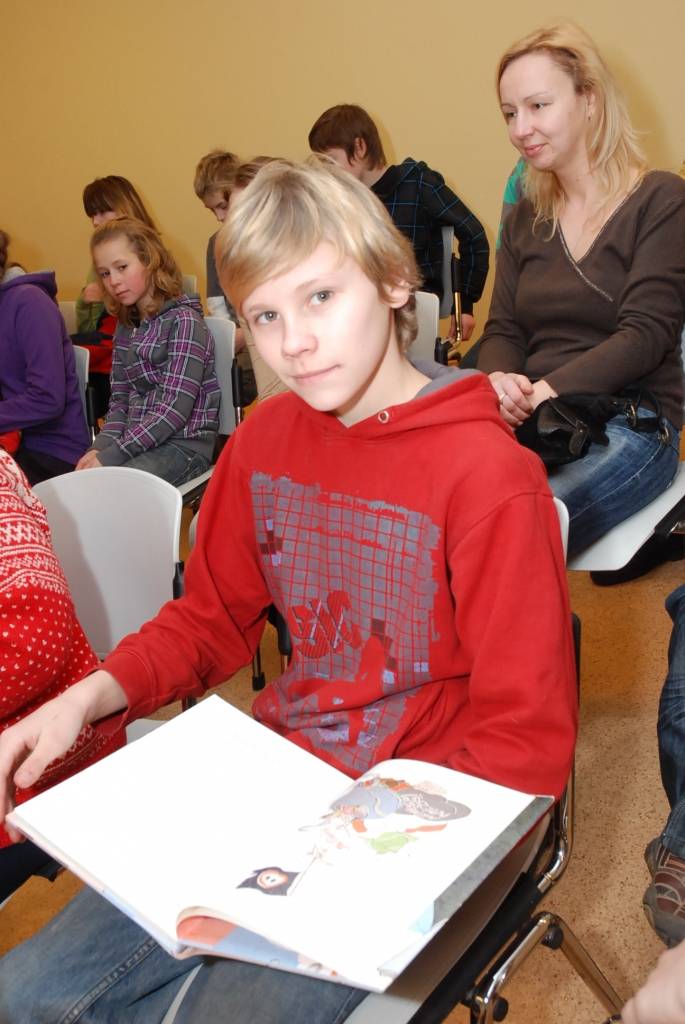 Literāts Māris Bērziņš ieradās Liepājā, lai iepazīstināti skolēnus ar savām grāmatām. Tikšanās dalībnieki teic – rakstnieka daiļrade ir patīkams atklājums. Bibliotēkā “Vecliepājas Rūķis” grāmatas “Resnais svešinieks jeb 5.a klases...