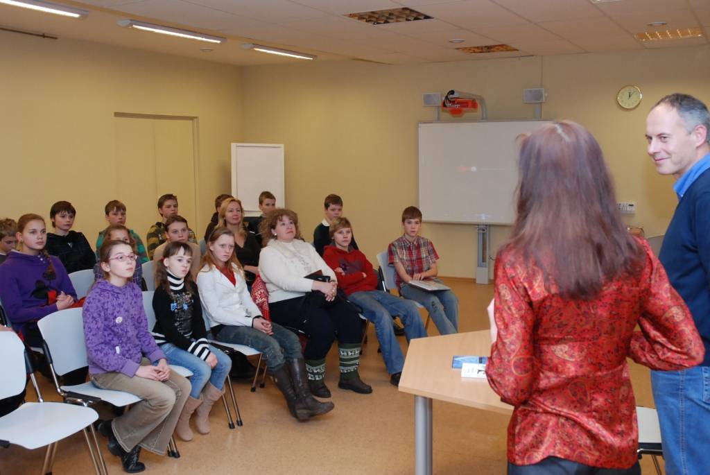Literāts Māris Bērziņš ieradās Liepājā, lai iepazīstināti skolēnus ar savām grāmatām. Tikšanās dalībnieki teic – rakstnieka daiļrade ir patīkams atklājums. Bibliotēkā “Vecliepājas Rūķis” grāmatas “Resnais svešinieks jeb 5.a klases...