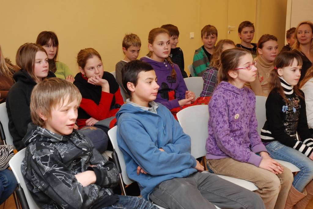 Literāts Māris Bērziņš ieradās Liepājā, lai iepazīstināti skolēnus ar savām grāmatām. Tikšanās dalībnieki teic – rakstnieka daiļrade ir patīkams atklājums. Bibliotēkā “Vecliepājas Rūķis” grāmatas “Resnais svešinieks jeb 5.a klases...