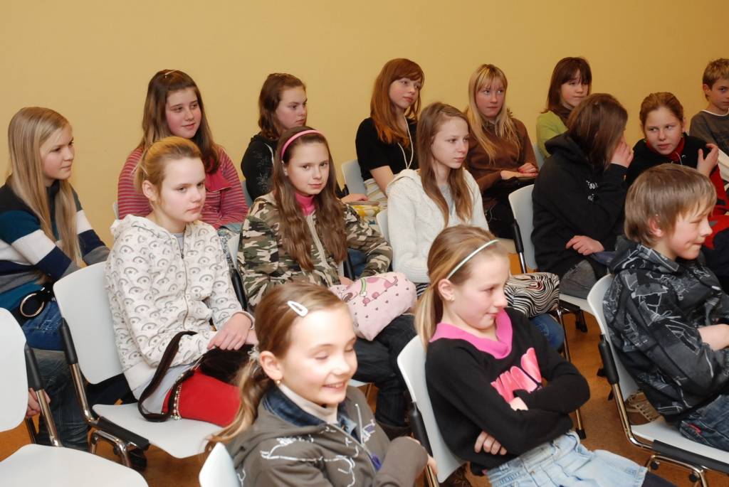 Literāts Māris Bērziņš ieradās Liepājā, lai iepazīstināti skolēnus ar savām grāmatām. Tikšanās dalībnieki teic – rakstnieka daiļrade ir patīkams atklājums. Bibliotēkā “Vecliepājas Rūķis” grāmatas “Resnais svešinieks jeb 5.a klases...