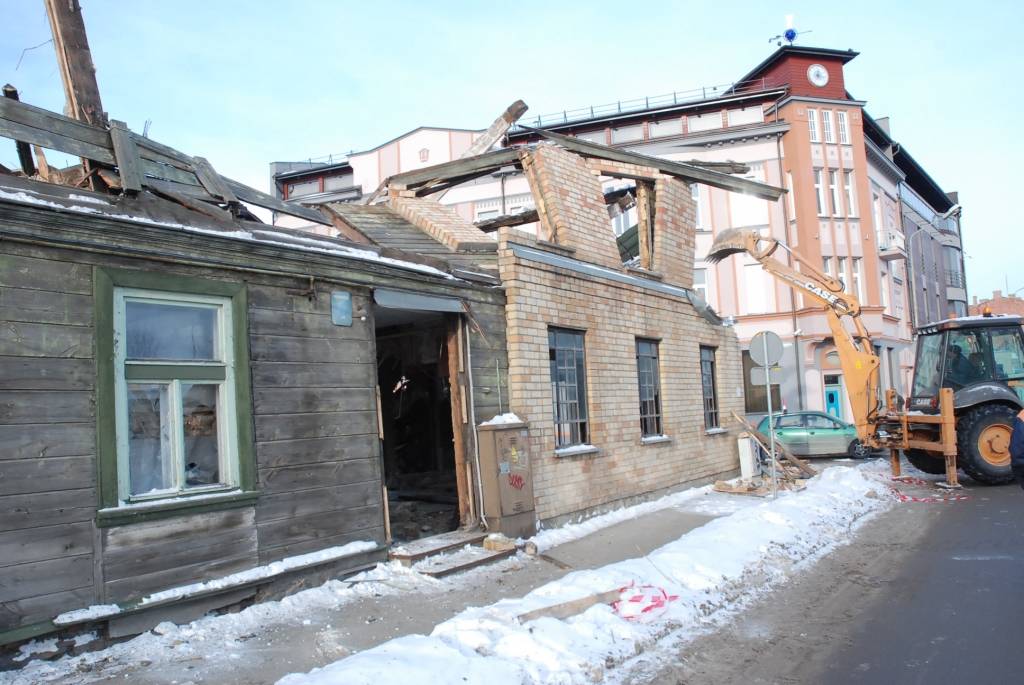 Šodien, 22. janvārī, ar tehnikas palīdzību tika grauta ēka Kuršu ielā, iepretim viesnīcai "Kolumbs". Abām īpašnieks ir uzņēmējs Ivo Bergmanis. Viņš, sastapts notikuma vietā, pastāstīja, ka ēka tiek nograuta, lai rūpēs par pilsētvidi...