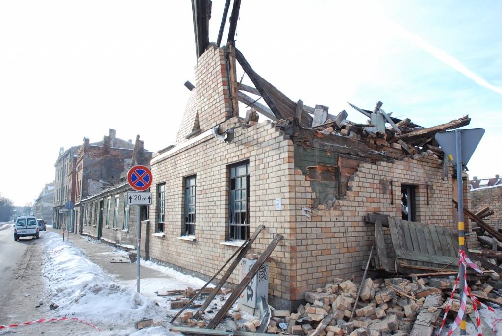 Šodien, 22. janvārī, ar tehnikas palīdzību tika grauta ēka Kuršu ielā, iepretim viesnīcai "Kolumbs". Abām īpašnieks ir uzņēmējs Ivo Bergmanis. Viņš, sastapts notikuma vietā, pastāstīja, ka ēka tiek nograuta, lai rūpēs par pilsētvidi...