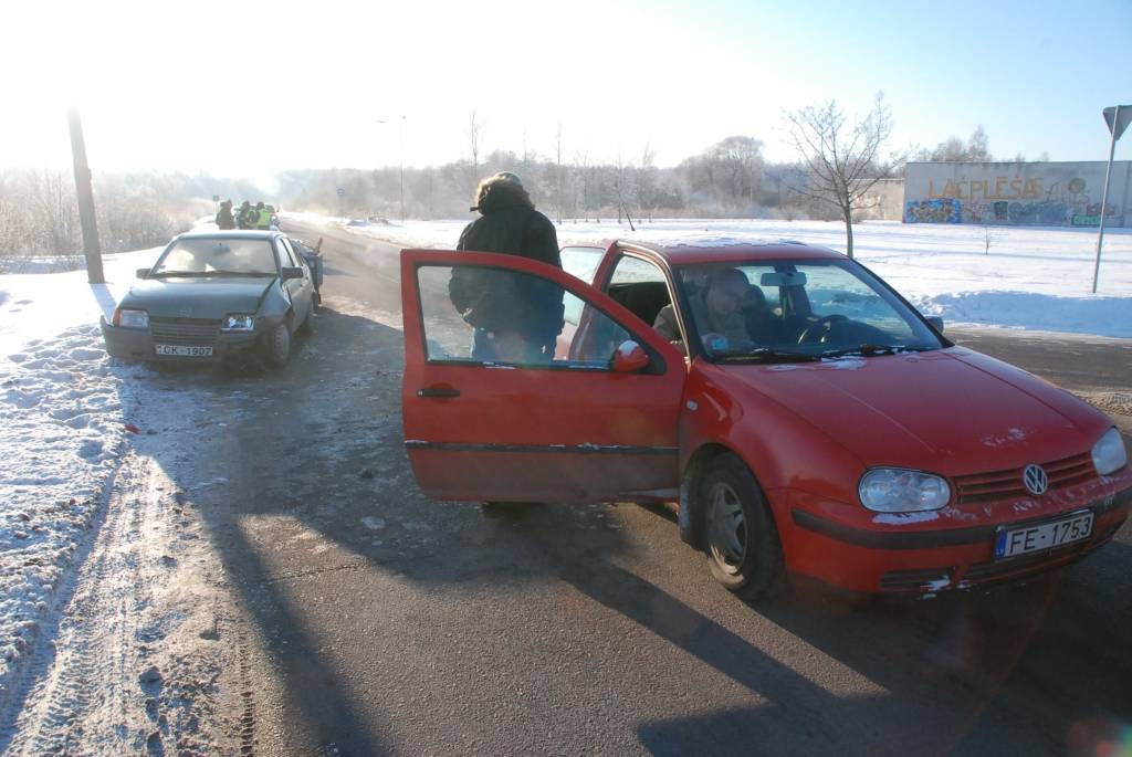 Sestdien, 16. janvārī, ap pulksten 13 ceļu satiksmes negadījums notika Grīzupes ielā. "VW Golf" brauca virzienā no pilsētas un vēlējās nogriezties pa kreisi, iebraucot dzīvojamo māju kvartālā. "Skatījos, redzēju, ka "opelis" brauc, bet...
Autors: "Rekurzeme", portāls