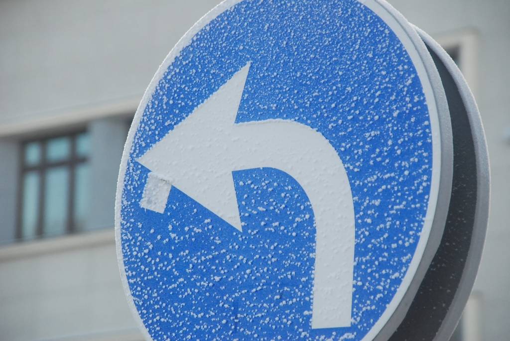 Pat tie, kuriem ziema kā gadalaiks ne visai patīk, nevar noliegt, ka skats aiz loga ir fantastisks. Ir sasnidzis, koki ir apsarmojuši, šodien spīd arī saule.

Autovadītājiem gan jābūt uzmanīgiem, sinoptiķi brīdina par miglu visā Latvijā....