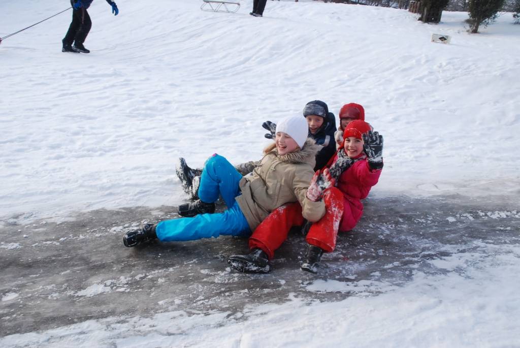 Šodien, 6. janvārī, atsākas mācības vispārizglītojošajās skolās, kur bērni atgriežas pēc divas nedēļas ilgušajām Ziemassvētku brīvdienām. Līdz šim sals kavējis kārtīgu sniegavīru un cietokšņu būvi, bet šonedēļ laika apstākļi būtiski...