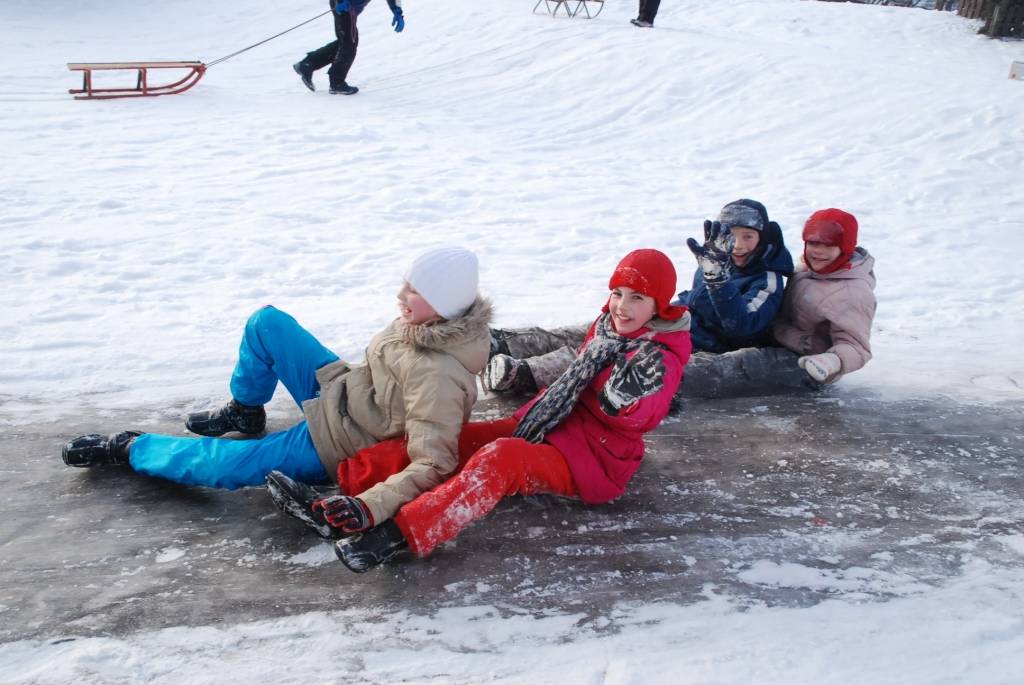 Šodien, 6. janvārī, atsākas mācības vispārizglītojošajās skolās, kur bērni atgriežas pēc divas nedēļas ilgušajām Ziemassvētku brīvdienām. Līdz šim sals kavējis kārtīgu sniegavīru un cietokšņu būvi, bet šonedēļ laika apstākļi būtiski...