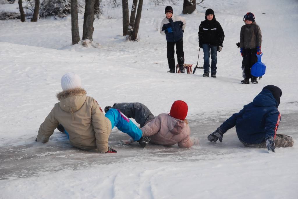 Šodien, 6. janvārī, atsākas mācības vispārizglītojošajās skolās, kur bērni atgriežas pēc divas nedēļas ilgušajām Ziemassvētku brīvdienām. Līdz šim sals kavējis kārtīgu sniegavīru un cietokšņu būvi, bet šonedēļ laika apstākļi būtiski...