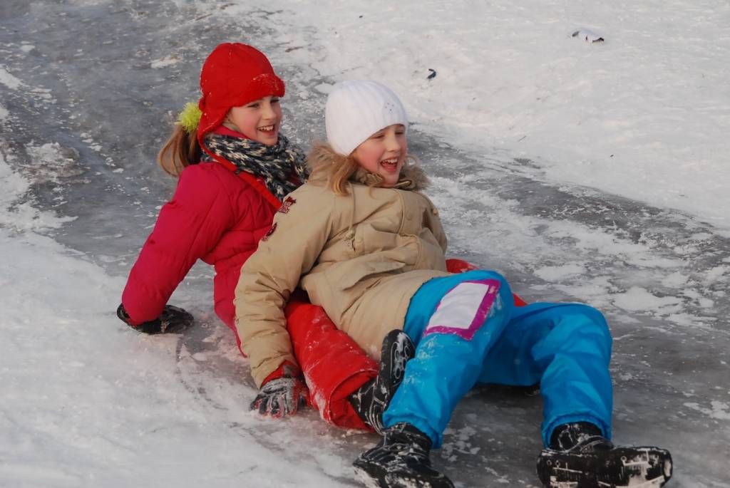Šodien, 6. janvārī, atsākas mācības vispārizglītojošajās skolās, kur bērni atgriežas pēc divas nedēļas ilgušajām Ziemassvētku brīvdienām. Līdz šim sals kavējis kārtīgu sniegavīru un cietokšņu būvi, bet šonedēļ laika apstākļi būtiski...