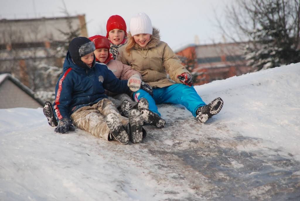 Šodien, 6. janvārī, atsākas mācības vispārizglītojošajās skolās, kur bērni atgriežas pēc divas nedēļas ilgušajām Ziemassvētku brīvdienām. Līdz šim sals kavējis kārtīgu sniegavīru un cietokšņu būvi, bet šonedēļ laika apstākļi būtiski...