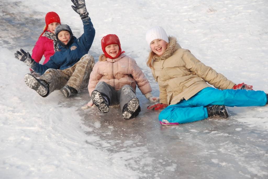 Šodien, 6. janvārī, atsākas mācības vispārizglītojošajās skolās, kur bērni atgriežas pēc divas nedēļas ilgušajām Ziemassvētku brīvdienām. Līdz šim sals kavējis kārtīgu sniegavīru un cietokšņu būvi, bet šonedēļ laika apstākļi būtiski...