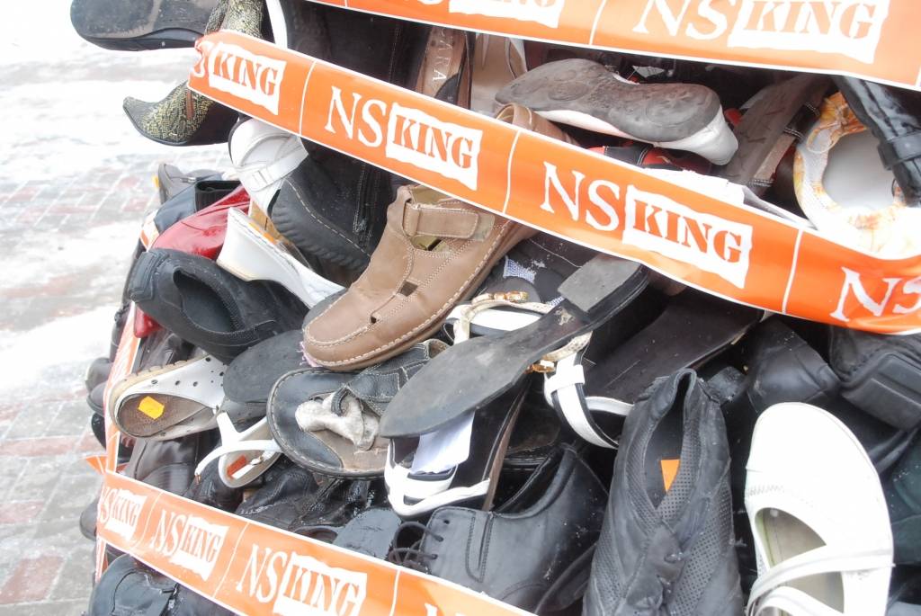 Pie tirdzniecības nama "Kurzeme" Liepājā šodien, 25. februārī, uzslējusies piramīda – to no vecu apavu pāriem izveidojis apavu veikalu tīkls "NS King". Lietotos apavus veikals ieguvis akcijā, kurā pircējiem bija iespēja tos nodot, pretī...