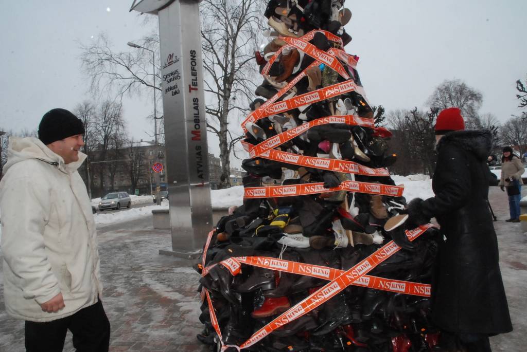 Pie tirdzniecības nama "Kurzeme" Liepājā šodien, 25. februārī, uzslējusies piramīda – to no vecu apavu pāriem izveidojis apavu veikalu tīkls "NS King". Lietotos apavus veikals ieguvis akcijā, kurā pircējiem bija iespēja tos nodot, pretī...