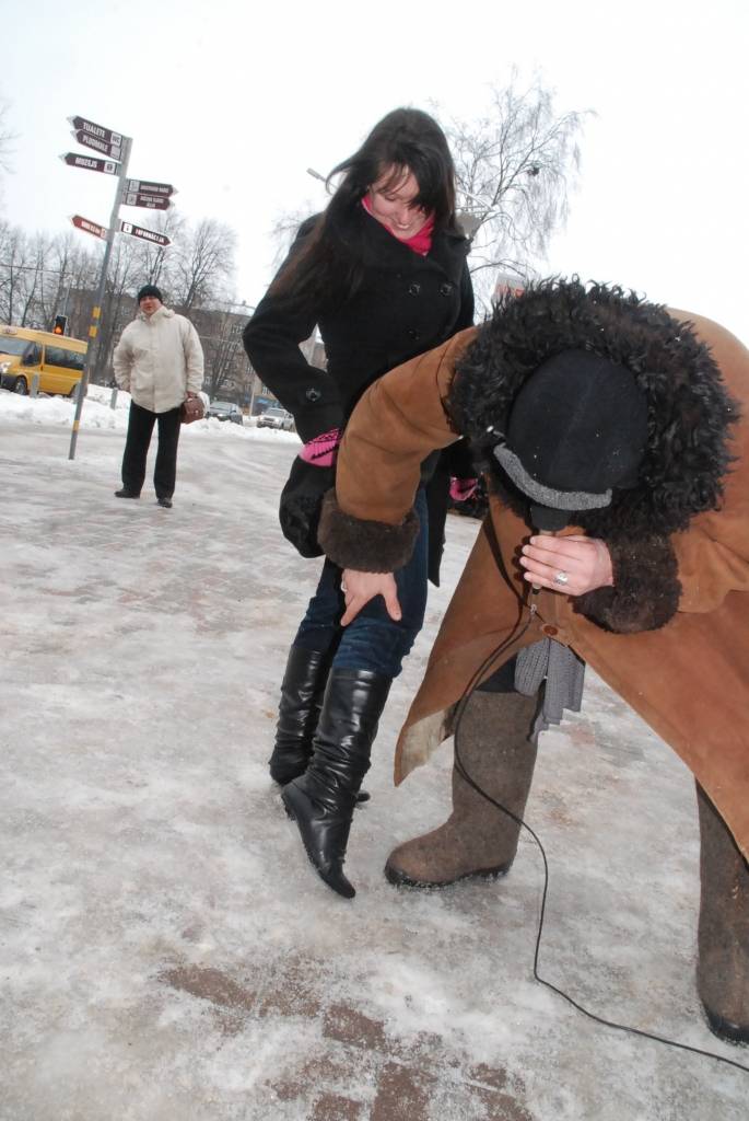 Pie tirdzniecības nama "Kurzeme" Liepājā šodien, 25. februārī, uzslējusies piramīda – to no vecu apavu pāriem izveidojis apavu veikalu tīkls "NS King". Lietotos apavus veikals ieguvis akcijā, kurā pircējiem bija iespēja tos nodot, pretī...