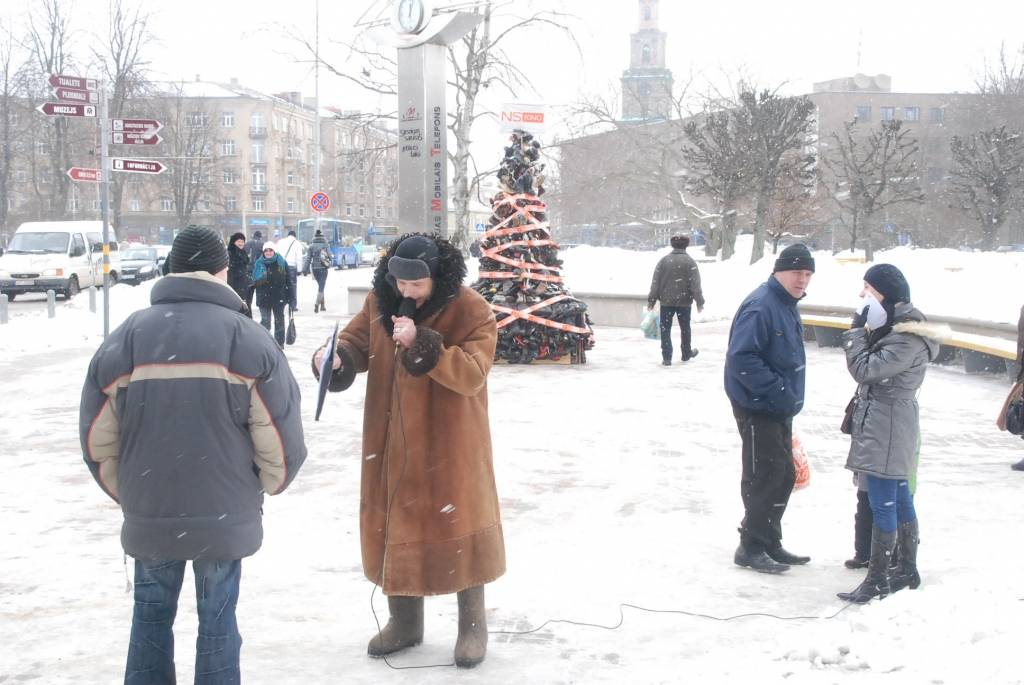 Pie tirdzniecības nama "Kurzeme" Liepājā šodien, 25. februārī, uzslējusies piramīda – to no vecu apavu pāriem izveidojis apavu veikalu tīkls "NS King". Lietotos apavus veikals ieguvis akcijā, kurā pircējiem bija iespēja tos nodot, pretī...