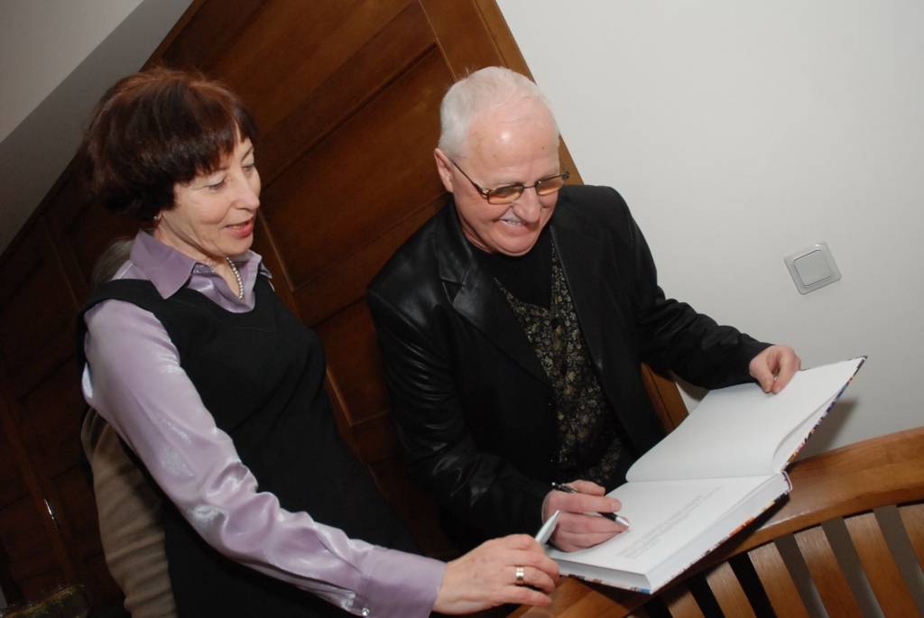 Ar otro grāmatu “Liepājas māksla gadsimtu vējos”, kas vēsta par mākslas dzīvi Liepājā, autors, Liepājas Universitātes asociētais profesors, mākslinieks Aldis Kļaviņš noslēdzis atskatu uz Liepājas Lietišķās mākslas vidusskolas pedagogu...
Autors: Sarmīte Štrausa