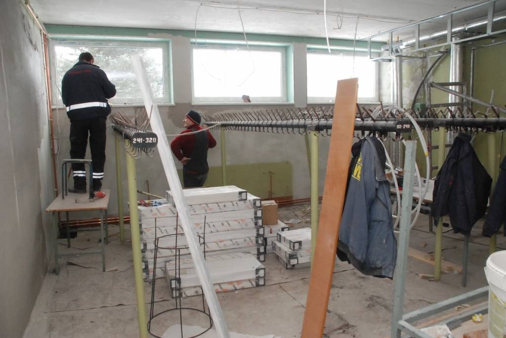 Nīcas kultūras namā pērnā gada rudenī uzsāktie iekšdarbi tuvojas noslēgumam: logi un ārdurvis jau ir nomainīti, ir izbūvēta jauna ventilācijas sistēma, ir veikta apkures sistēmas rekonstrukcija, telpās tiek veikta griestu un sienu apdare,...