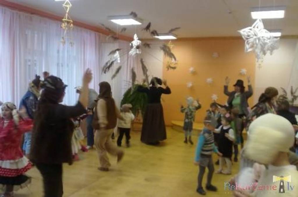 Cīravas pirmsskolas izglītības iestādes „Pīlādzītis” vadītāja pastāstīja, ka visi ar lielu prieku gaidījuši Meteni. 

Tā ir diena, kad atvadīties no ziemas, vērot dabas parādības, lai uzzinātu, kāds būs pavasaris, kāda vasara, veikt...