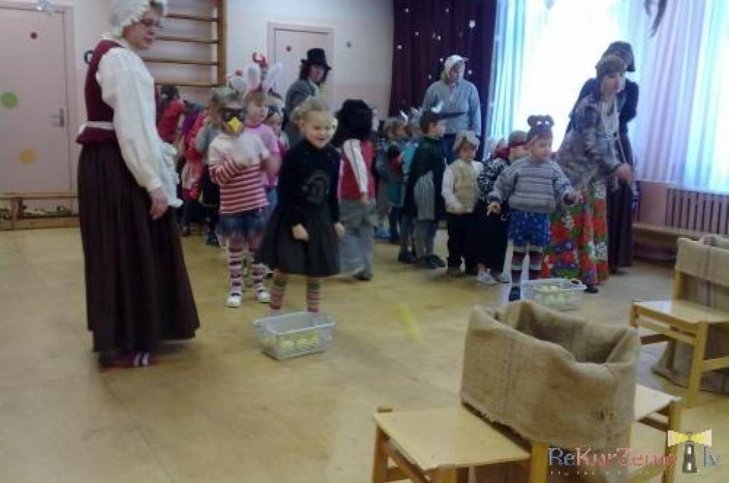 Cīravas pirmsskolas izglītības iestādes „Pīlādzītis” vadītāja pastāstīja, ka visi ar lielu prieku gaidījuši Meteni. 

Tā ir diena, kad atvadīties no ziemas, vērot dabas parādības, lai uzzinātu, kāds būs pavasaris, kāda vasara, veikt...