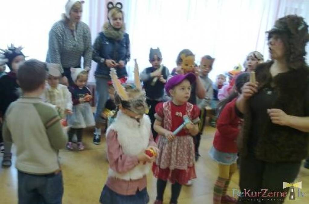 Cīravas pirmsskolas izglītības iestādes „Pīlādzītis” vadītāja pastāstīja, ka visi ar lielu prieku gaidījuši Meteni. 

Tā ir diena, kad atvadīties no ziemas, vērot dabas parādības, lai uzzinātu, kāds būs pavasaris, kāda vasara, veikt...