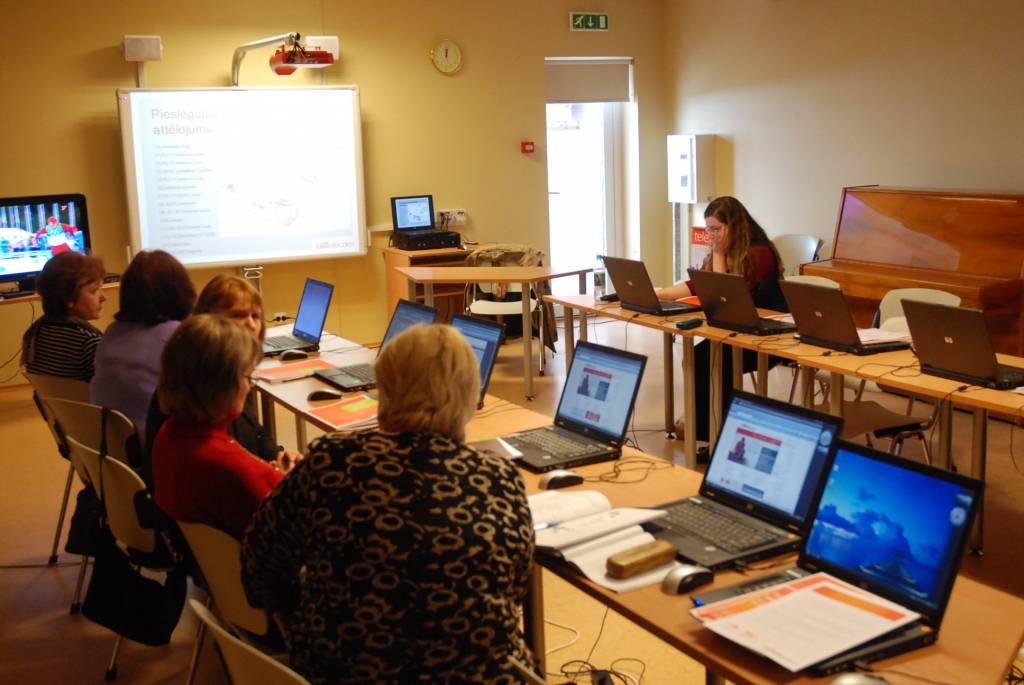 Liepājas Centrālās bibliotēkas Reģionālajā mācību centrā Malkas ielā atvērts virszemes televīzijas apmācību punkts. Tajā ikviens varēs praktiski izmēģināt dekodera pieslēgšanu televizoram. 

Vispirms bibliotekāri paši apgūs jaunās tehnikas...
Autors: Iluta Dreimane