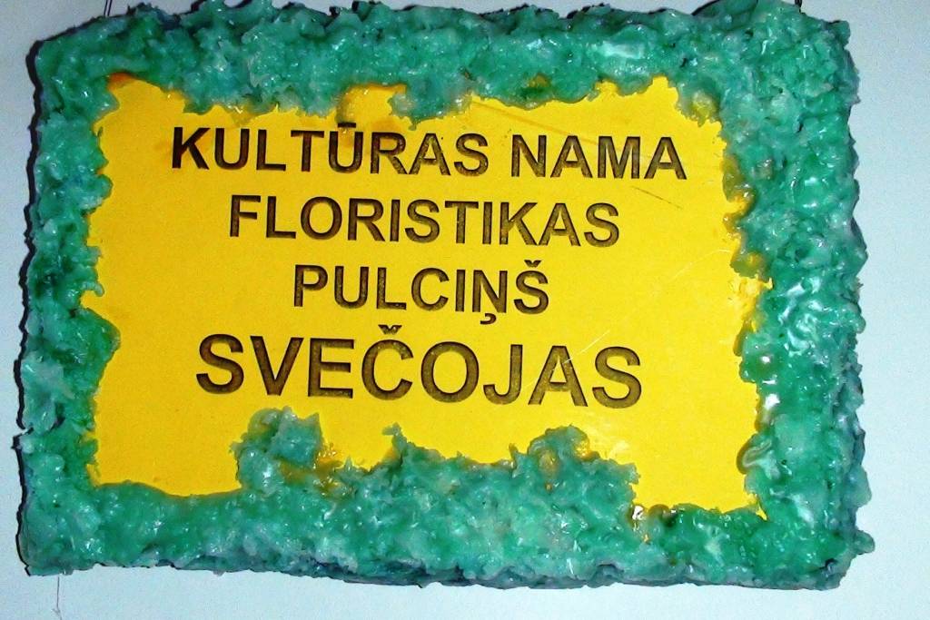 Senos laikos, kad ļaudīm vēl nebija pulksteņu, laiku noteica pēc saules, mēness un zvaigznēm. Arī gaiļa dziedāšana bija labs palīgs laika noteikšanā. 

Viņš jau guļ līdz trešajiem gaiļiem - vēl tagad tautā saka par lielu gulētāju. 

Ar...