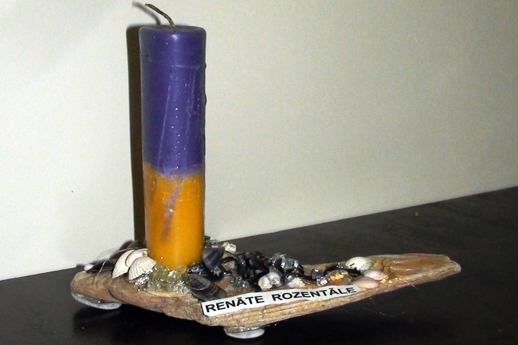 Senos laikos, kad ļaudīm vēl nebija pulksteņu, laiku noteica pēc saules, mēness un zvaigznēm. Arī gaiļa dziedāšana bija labs palīgs laika noteikšanā. 

Viņš jau guļ līdz trešajiem gaiļiem - vēl tagad tautā saka par lielu gulētāju. 

Ar...