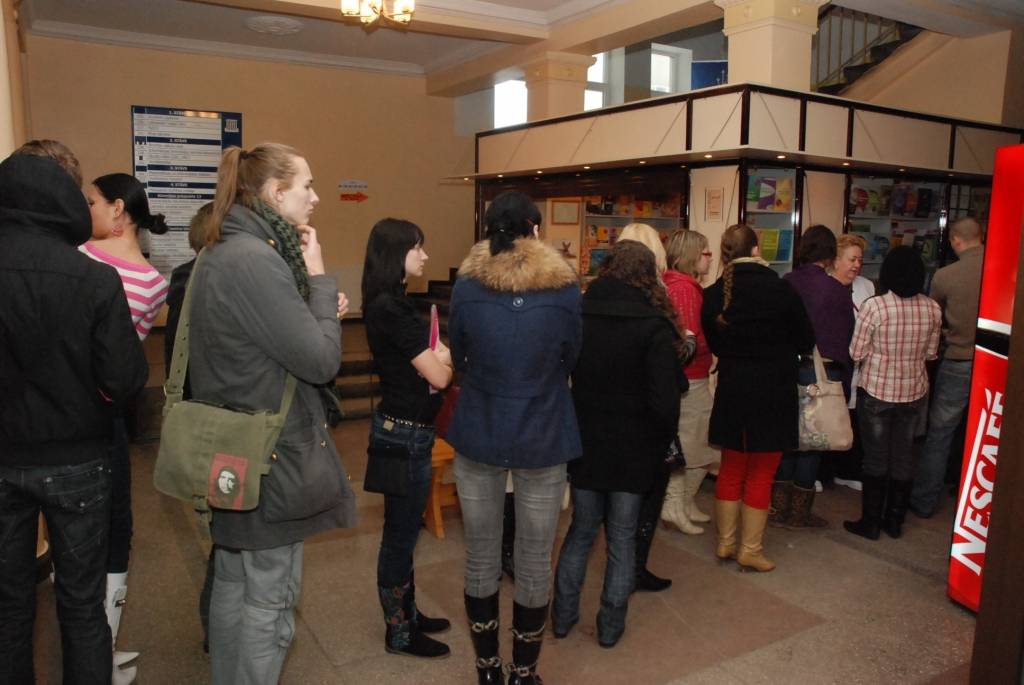 10. februārī Liepājas universitātē Donoru dienā asinis nodeva 123 brīvprātīgie. 52 to darīja pirmo reizi mūžā. Kāds, rindu izstāvējis, arī pārdomāja - pavisam bija ieradušies 166 gribētāji, taču ne visi nodeva asinis. Kādam mediķi atteica...
Autors: Ilze Vainovska