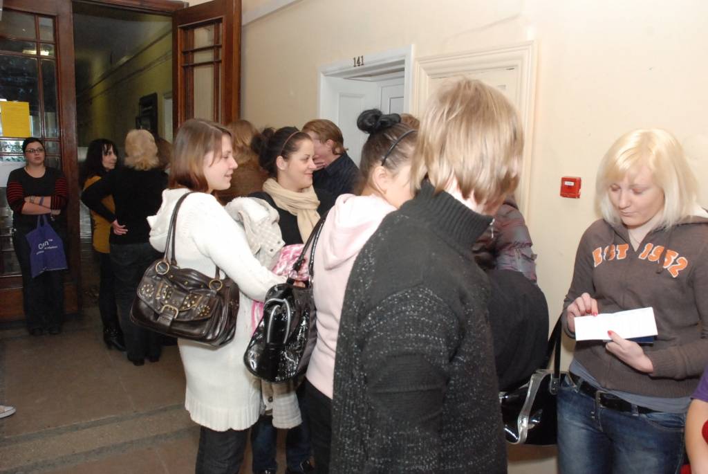 10. februārī Liepājas universitātē Donoru dienā asinis nodeva 123 brīvprātīgie. 52 to darīja pirmo reizi mūžā. Kāds, rindu izstāvējis, arī pārdomāja - pavisam bija ieradušies 166 gribētāji, taču ne visi nodeva asinis. Kādam mediķi atteica...
Autors: Ilze Vainovska