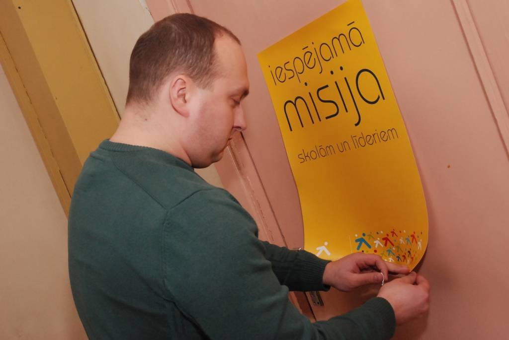 Rit “Iespējamās misijas nedēļa”, kuras laikā sabiedrībā pazīstamas personas dodas uz izglītības iestādēm un iejūtas skolotāju lomā. Liepājas 15. vidusskolas skolēnus šodien, 9. februārī, uzrunāja sabiedrisko attiecību aģentūras “Hill and...
Autors: Iluta Dreimane