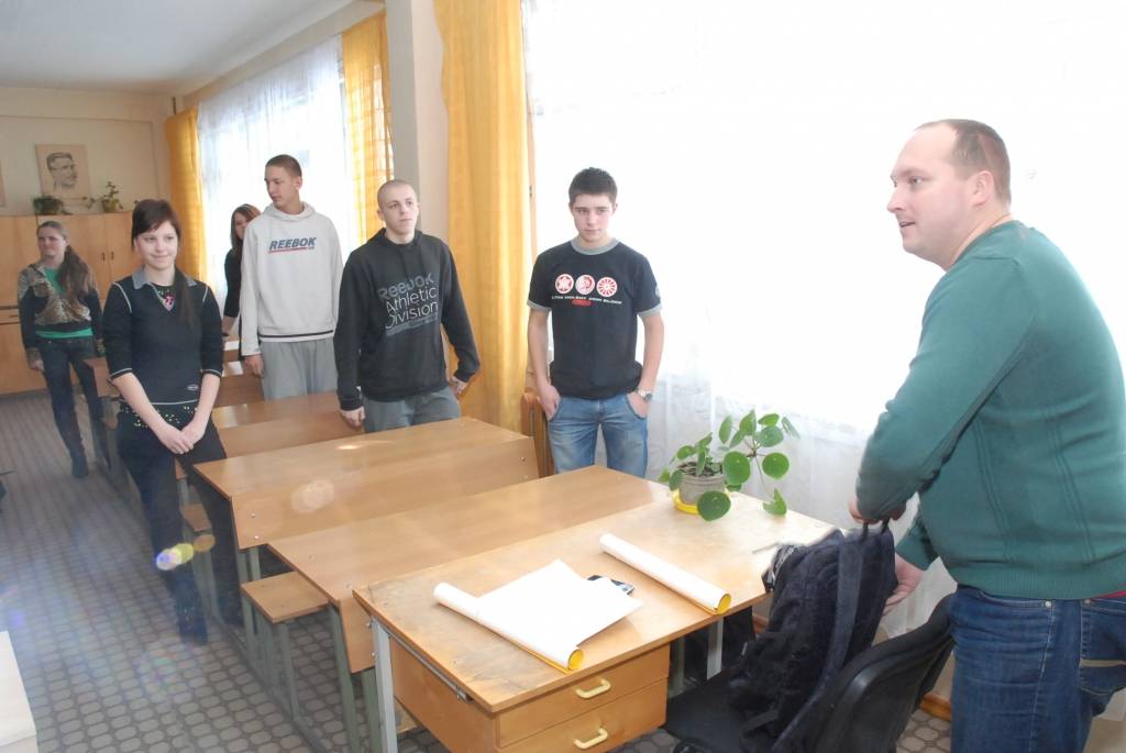 Rit “Iespējamās misijas nedēļa”, kuras laikā sabiedrībā pazīstamas personas dodas uz izglītības iestādēm un iejūtas skolotāju lomā. Liepājas 15. vidusskolas skolēnus šodien, 9. februārī, uzrunāja sabiedrisko attiecību aģentūras “Hill and...
Autors: Iluta Dreimane