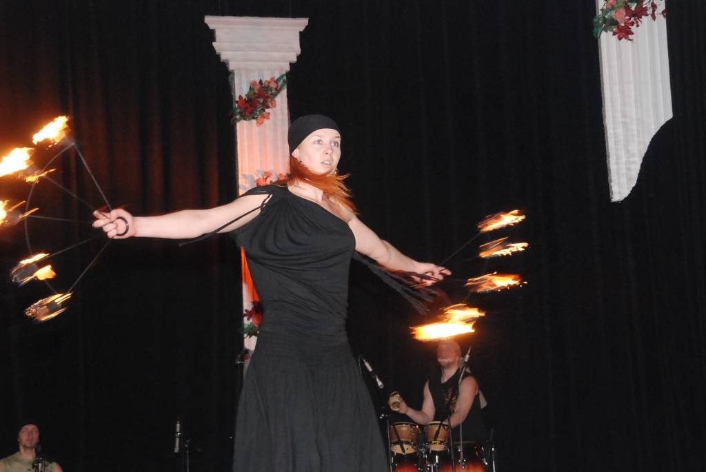 Sestdien Liepājas latviešu biedrības namā notika balle "Karstā Kairas nakts". Tās īpašie viesi bija free-style percussion stila aizsācēji Latvijā – muzikālā apvienība “Pulsa efekts” no Rīgas. Piedalījās arī Liepājas baleta un deju studiju...