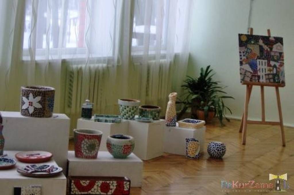 Cīravas pagasta pārvaldes zālē visu februāri skatāma izstāde „Mana mozaīka”, kuru cīravnieku priekam un arī labai ierosmei piedāvā Priekules radošā grupa un Priekules Mūzikas un mākslas skolas audzēkņi.