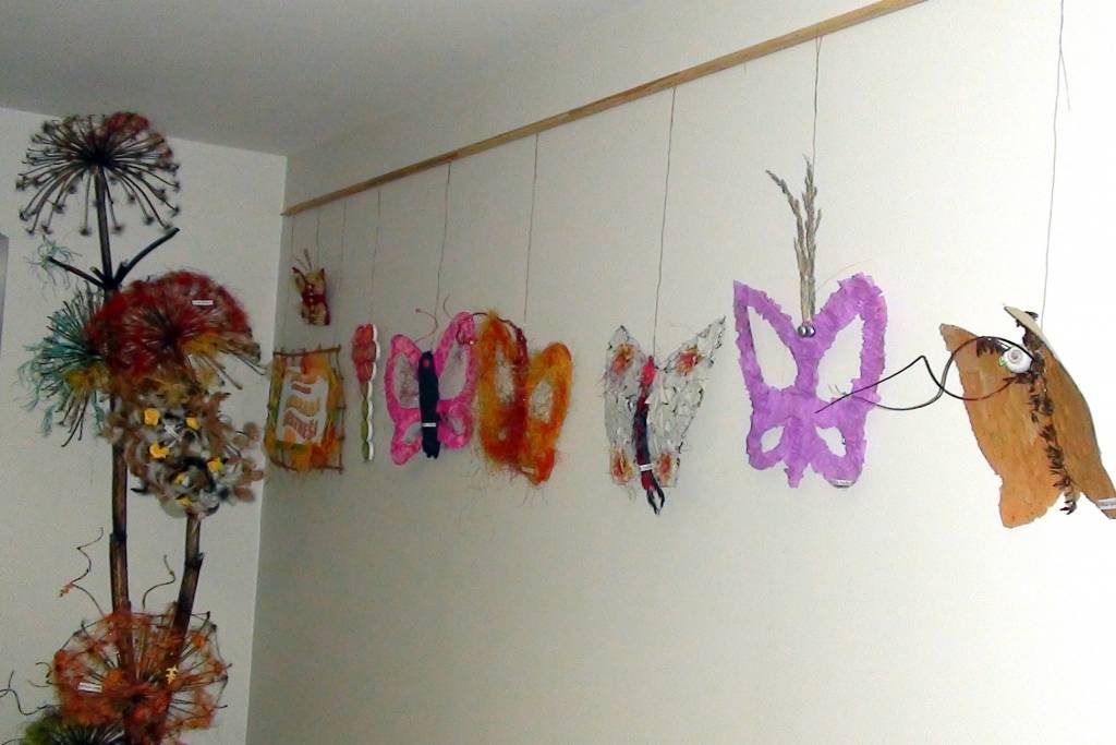Cīravas kultūras namā apskatāma kultūras nama floristikas pulciņa dalībnieku un skolotājas Dainuvītes Zagorskas darbu izstāde "Pavasara vēstneši".
Autors: ReKurZeme, portāls