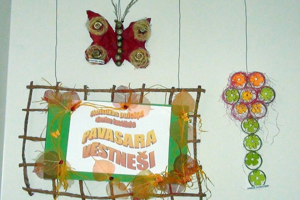 Cīravas kultūras namā apskatāma kultūras nama floristikas pulciņa dalībnieku un skolotājas Dainuvītes Zagorskas darbu izstāde "Pavasara vēstneši".
Autors: ReKurZeme, portāls
