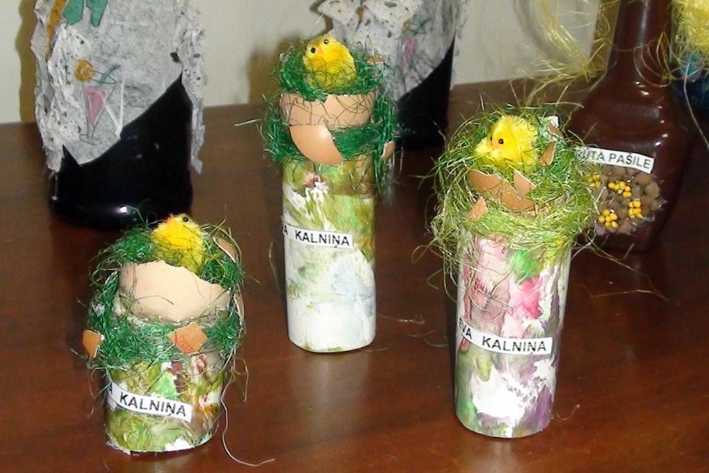Cīravas kultūras namā apskatāma kultūras nama floristikas pulciņa dalībnieku un skolotājas Dainuvītes Zagorskas darbu izstāde "Pavasara vēstneši".
Autors: ReKurZeme, portāls