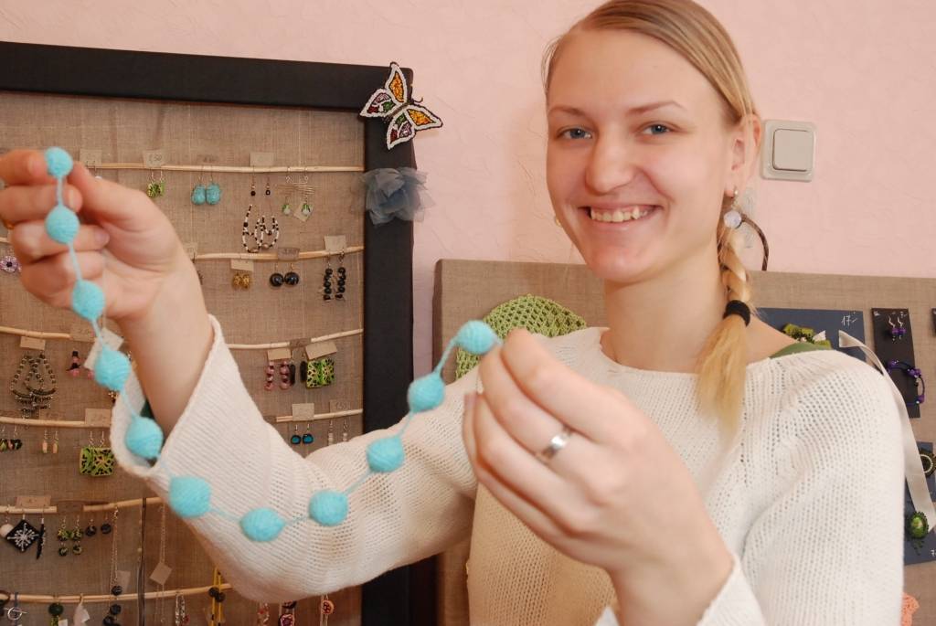 Šonedēļ Skolēnu interešu centrā Grobiņā var priecāties par lietišķās mākslas pulciņu un kursu dalībnieku veikumu, skaistajām lietiņām netrūkst arī pircēju. 

Izstādē var priecāties par visu lietišķās mākslas pulciņu un kursu dalībnieku...
Autors: Iluta Dreimane