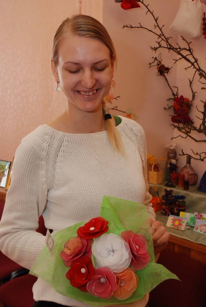 Šonedēļ Skolēnu interešu centrā Grobiņā var priecāties par lietišķās mākslas pulciņu un kursu dalībnieku veikumu, skaistajām lietiņām netrūkst arī pircēju. 

Izstādē var priecāties par visu lietišķās mākslas pulciņu un kursu dalībnieku...
Autors: Iluta Dreimane